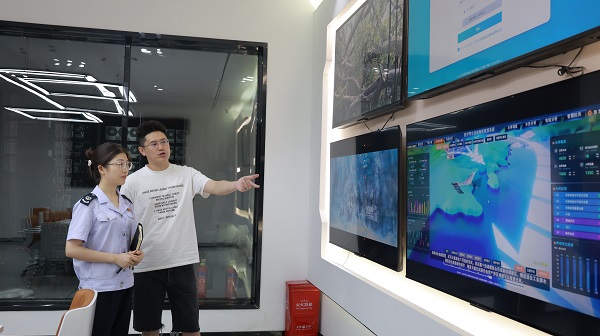 罗甸税务 高效服务见实效 纳税人点赞送锦旗